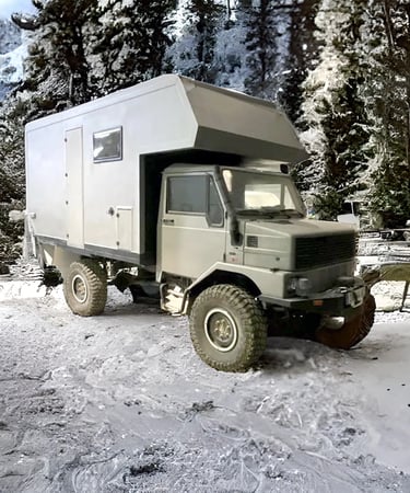 camión camperizado en la nieve