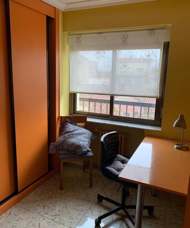 Habitación con ventana, vistas al exterior y amplio escritorio