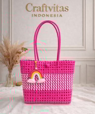 Tas anyaman plastik model sekar pink kombinasi motif handmade Craftvitas