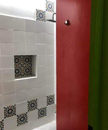 ducha en casa bela con luz natural