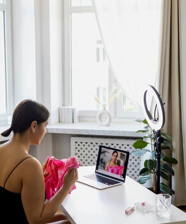 yrittäjä ottamassa kuvaa