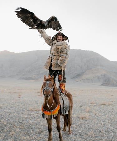 aquila con addestratore a cavallo