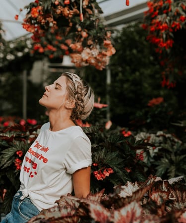 mujer disfrutando de las plantas 