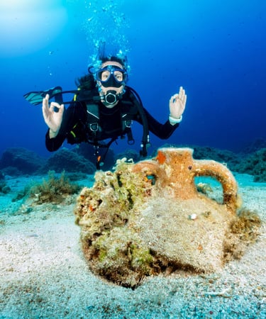 Taucherin über Artefakt