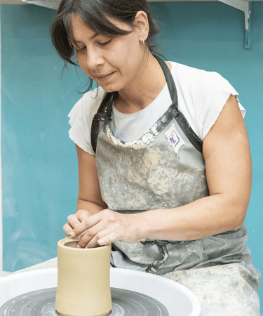 Martina mentre termina una sua creazione