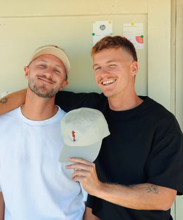 Gaetan en Tanguy met een petje van Romain