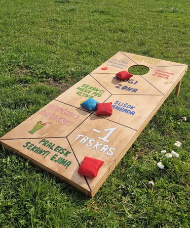 žaidimas Cornhole su užduotimis