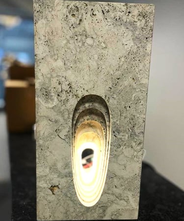 Lampa z trawertynu szarego, włoski kamień naturalny