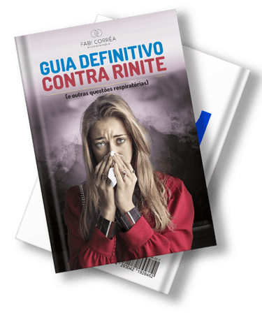 mulher assoando o nariz com rinite