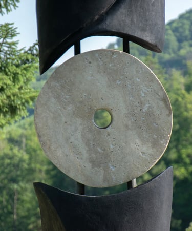 escultura sancho sculpture abstracta silent axis madera piedra travertino