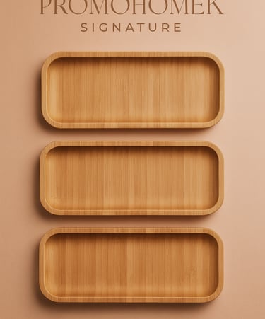 Três bandejas retangulares de bambu empilhadas em fundo bege suave, com acabamento natural e design 