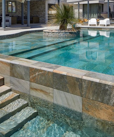 alt="piscine polyester carrelage"