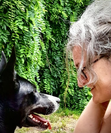 Ensemble avec ma précieuse compagne canine qui m'a ouvert la voie de l'énergétique 