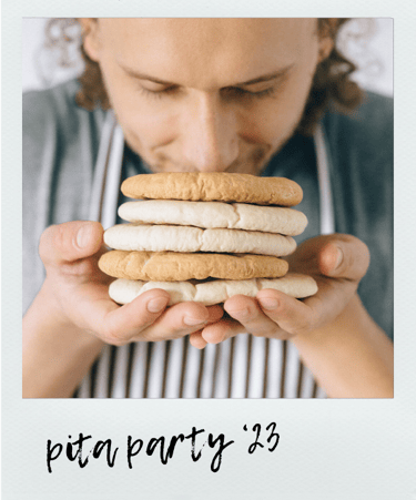 Polaroid van man die aan verse pitabroodjes ruikt