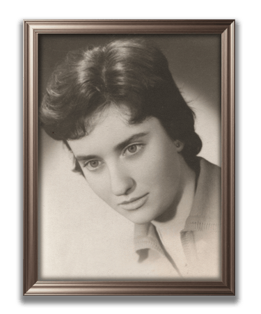 Original mother's portrait for the Traces pack by PhotoMotion AI