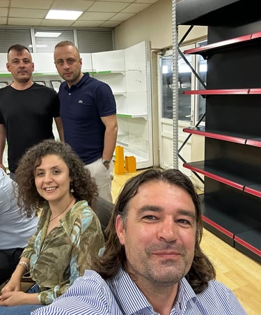 groupe de personnes et une interprète français-turc assises à un bureau avec des rayonnages istanbul