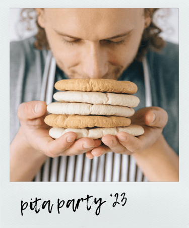 Polaroid van man die aan verse pitabroodjes ruikt