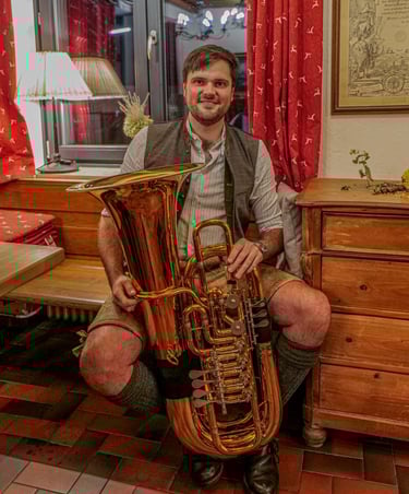 Tuba, Moderation und Gesang unserer Tanzlmusi-Besetzung