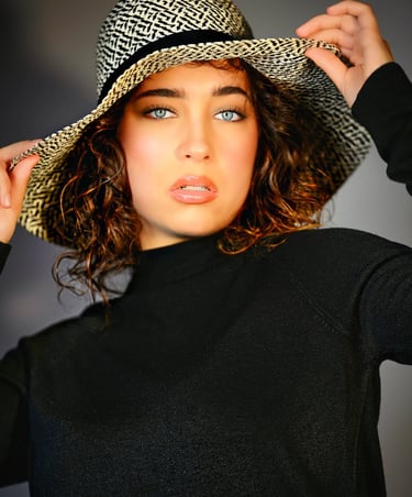 Cinematisches Portrait einer Frau mit Hut und intensiven blauen Augen – fotografiert von Lens & Look, Portraitfotograf in Ora