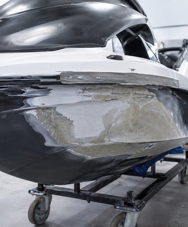 Reparação de casco de Jet Ski com correção de danos e desgastes