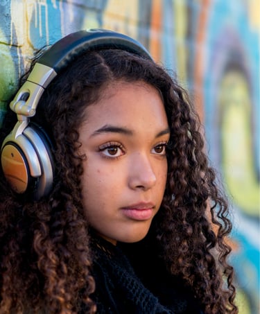 Photo d'une adolescente avec un casque audio
