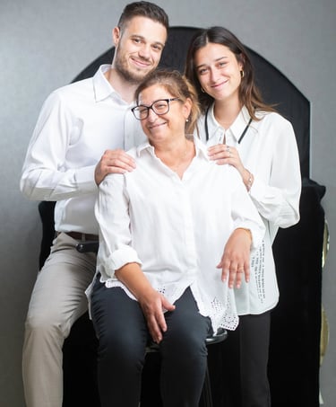 Une photo avec une mère entourée de sa fille et de son fils