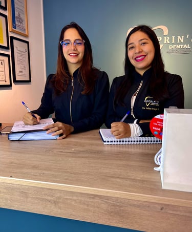 Equipo de recepción de Duprins Dental - Atención personalizada para agendar tu consulta odontológica