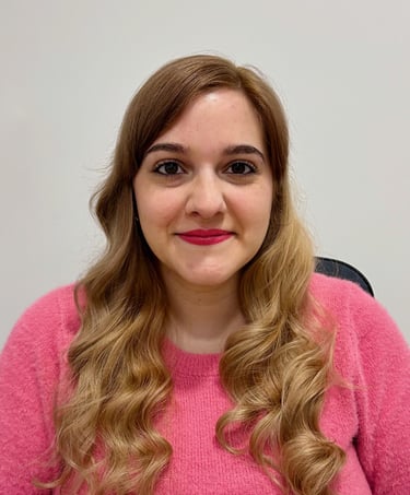 Fotografía de Fuencisla Martín. Mujer joven de pelo largo rubio, viste un jersey rosa