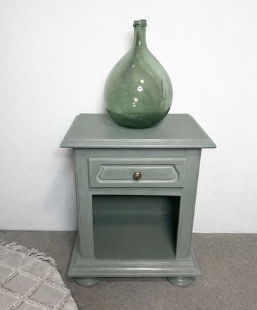 Chevet repeint en vert avec application d'une patine blanche de finition.