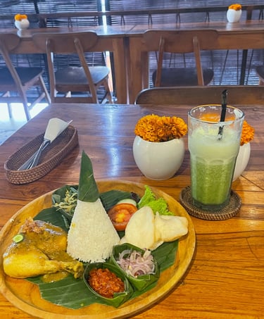 Plat balinais traditionnel avec cuisse de poulet épicée, riz blanc et haricots en sauce à Ubud.