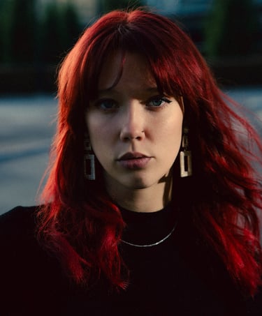 Taiteellinen ja värikäs muotokuva artistista sosiaalista mediaa varten