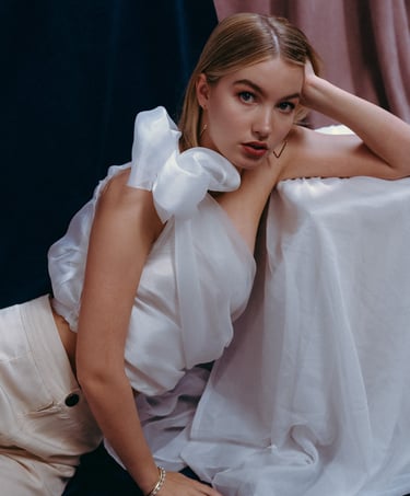 Moderni mainoskuva naisesta hienoissa vaatteissa