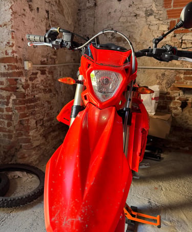 Moto da enduro rossa professionale