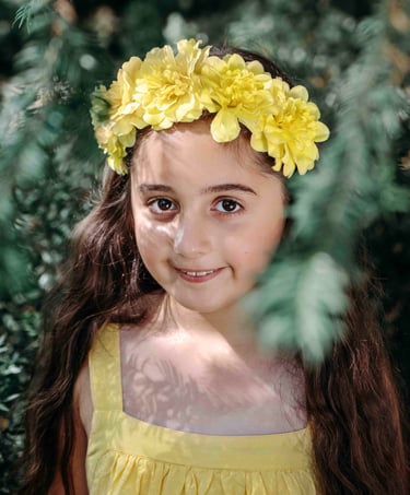 Portrait of girl with yellow flower crown – Fred Art Studio outdoor photo