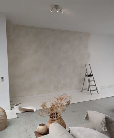 ince alçı uygulaması yapılmış modern salon duvarı