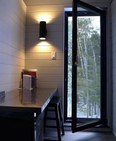 lake kapı uygulaması yapılan şık iç mekan detayı