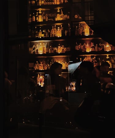 speakeasy cocktail bar atmosphere in oberkampf paris