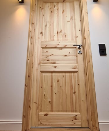 Instalación de puerta de madera maciza en vivienda reformada en Mallorca por ZEGA