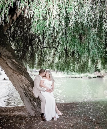 Couple marié sous un arbre qui s'embrasse