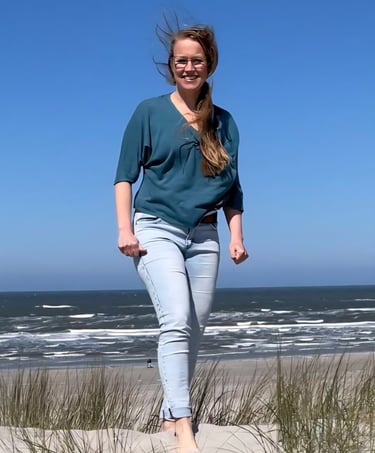 Marjolein Bisschop geniet van de zee en frisse lucht op het strand voor een gezonde, actieve levensstijl
