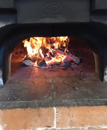 Feu de bois du four à pizza des Serres du Moulin