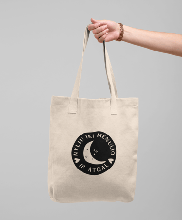 Šventiškai supakuota dovana su spauda, papuošta kaspinu ir kortele