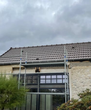 Toiture refaite en tuiles — finitions et rive zinc, échafaudage en place à Saint-Germain-en-Laye (78)