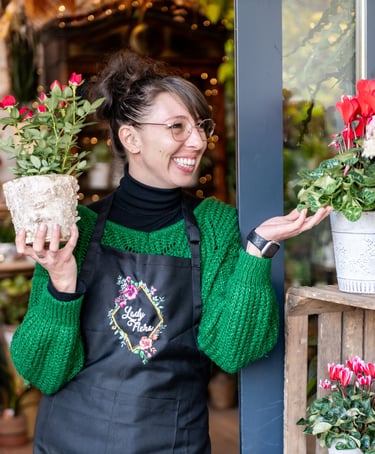séance photo professionnelle d'une fleuriste, pose avec une fleur dans les mains
