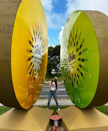 Mar en la estatua del kiwi gigante de Te Puke