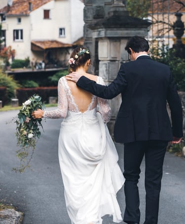 Couple de jeunes mariés de dos qui marchent ensemble