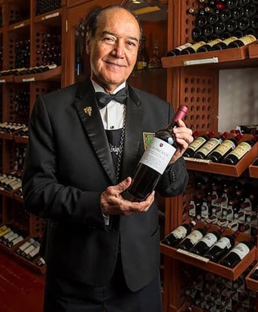 Pedro Poncelis en una cava de vinos 