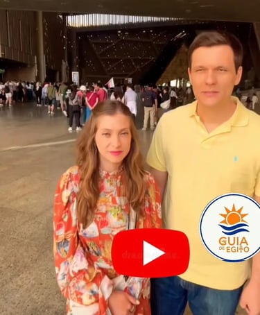 Casal de turistas de brasil durante o passeio para grande museu egipcio relatando como foi a qualidade de nosso servico