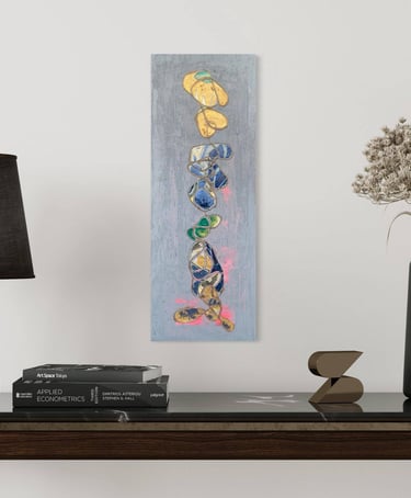 Œuvre d'art grise jaune et bleue exposée dans un décor