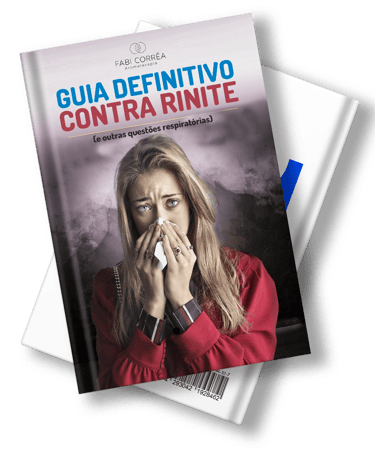 mulher assoando o nariz com rinite